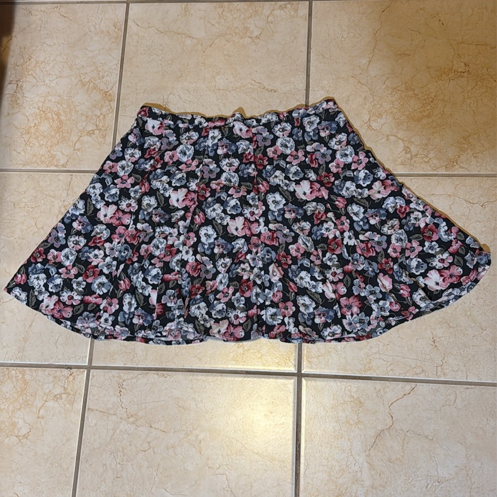 REDUCED 🤍 Hollister size L Floral Skirt with Pink and White Flowers